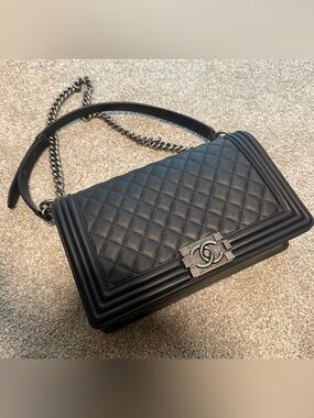 CHANEL Black Quilted Calfskin New Medium Flap
